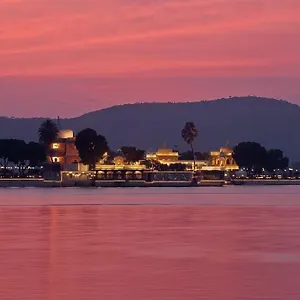 Hotel Jagmandir Island Palace - Grand Heritage